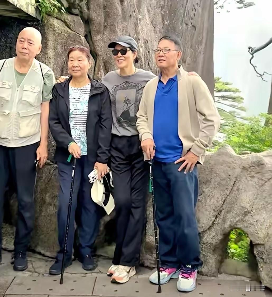 郎平指导已经低调回国，这一次卸下重担，和家人一起游黄山。原来安徽是她的老家，山水