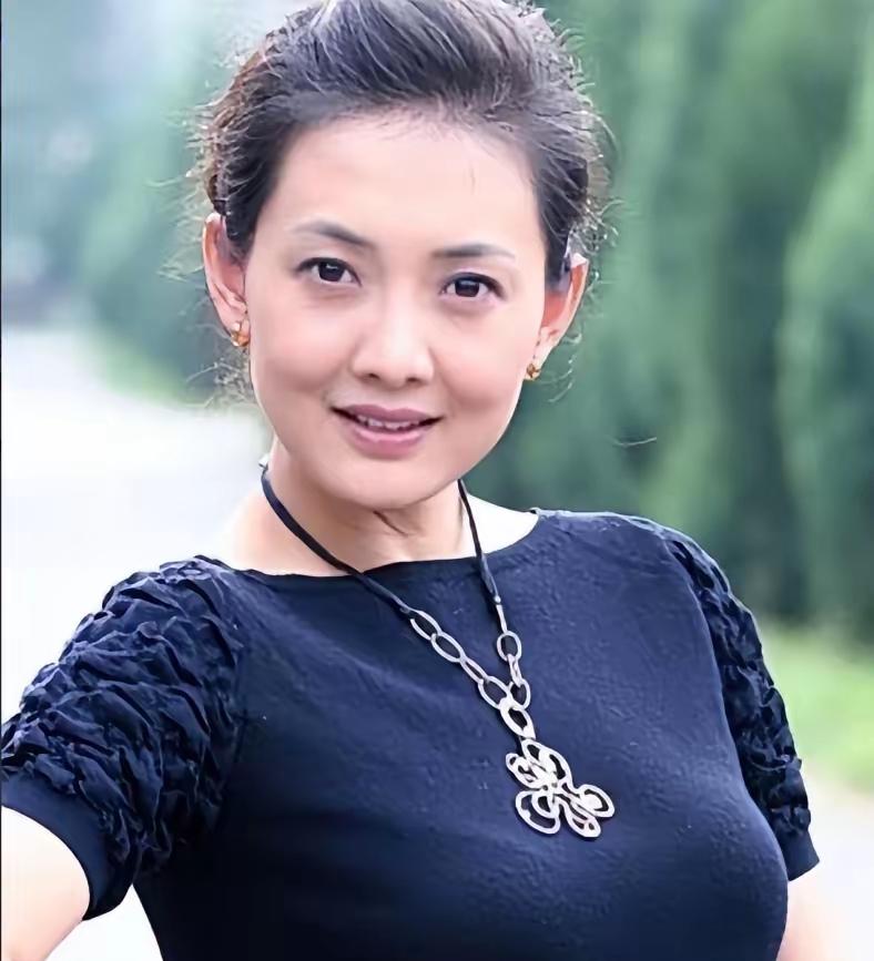 2007年，牛莉生下一女，在一次吵架的过程中，她怒气冲冲地问老公刘亚东：“你比我