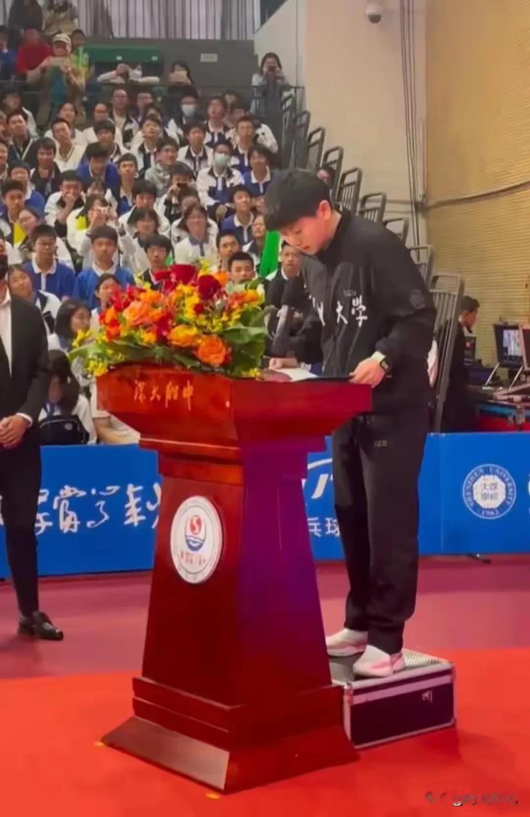 莎莎真的太聪明了，面对深大附中的小插曲，真是机智如我莎！

今天的深大附中演讲，
