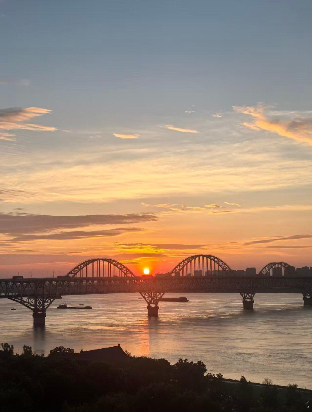 【刘宇宁歌声衬得长江大桥好浪漫 】 夕阳缓缓落下，余晖洒在九江长江大桥，江面被晚