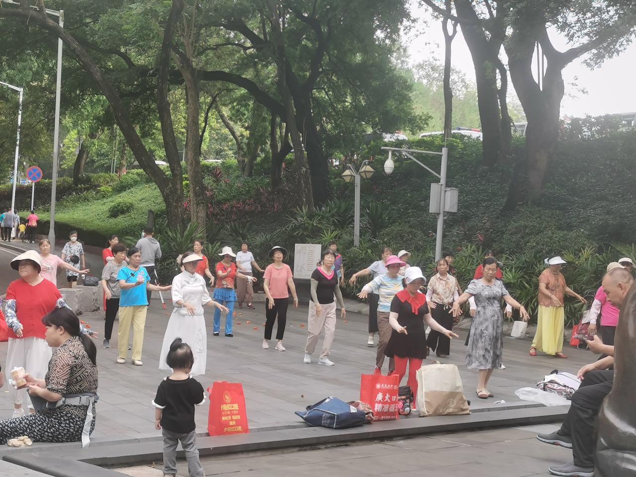 中国女性的平均寿命比男性长5岁之多。知道为什么吗？

今天早上，我在麓湖公园转了