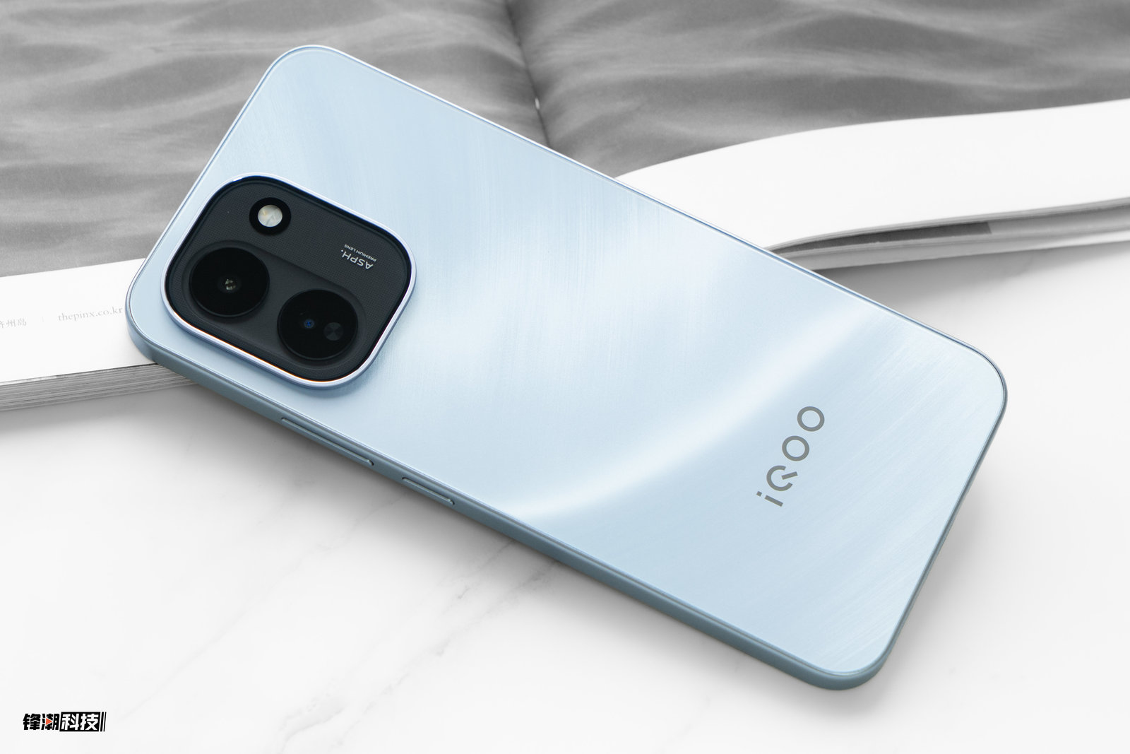 iQOO Z11图赏：“战斗精灵”再延续，简约而有力量感