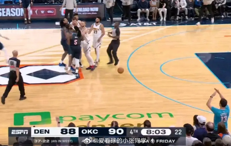 火爆冲突！多尔特绊倒约基奇二级恶犯被驱逐 约基奇推搡杰林均吃T北京时间2月28日