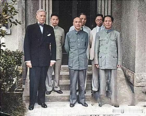 1945年，参与国共谈判的三方代表在重庆留下了珍贵的合影。前排从左起依次为：美国