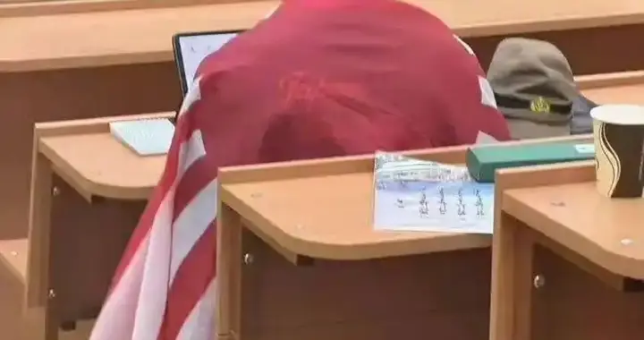 身披旭日旗的中国留学生不仅“精日”还支持“台独”，还是南京人！校方口头承诺将开除遣返
