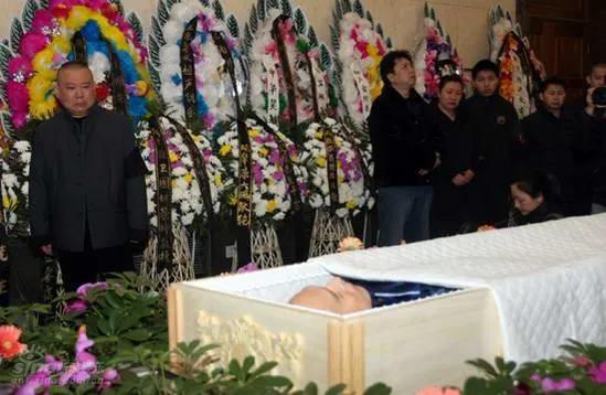 2009年，张文顺追悼会上，留下的最后一张遗容，照片中的他躺在洁白的木棺中，遗容