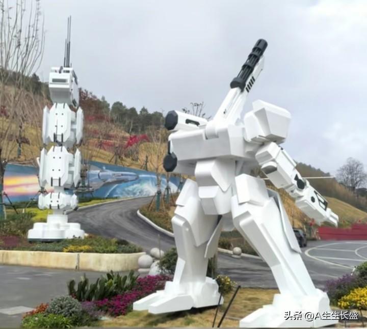 变形金刚、机器战警等模型矗立国防教育基地，科幻色彩浓郁！