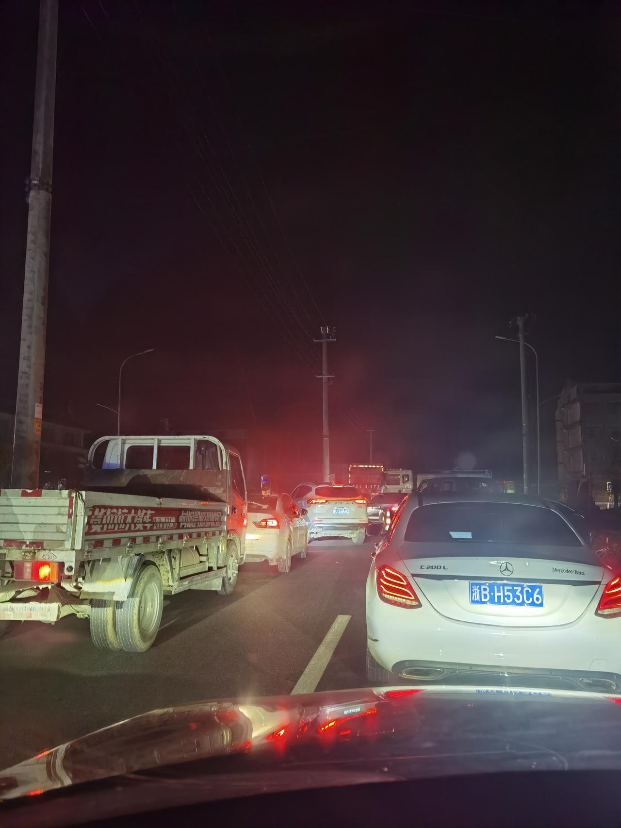 周至杨哑路南段尚未完全建成，还有较少路段半幅未通，与国道310什字易堵车。10月