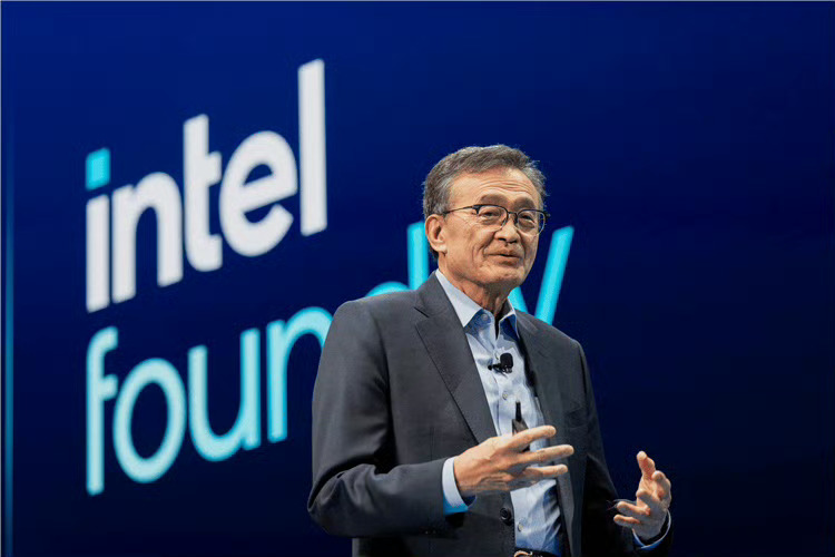 $英伟达(NVDA)$﻿ 英伟达全世界看好我大幅减持！英特尔无人问津，那我新建买