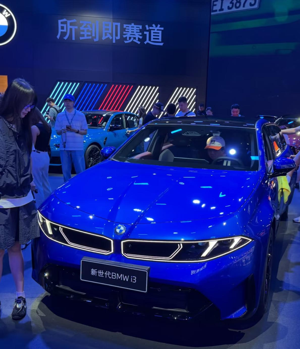 新一代宝马i3，老牌豪华纯电轿车，改款之后看点不少。
宝马的底盘操控一直是强项，