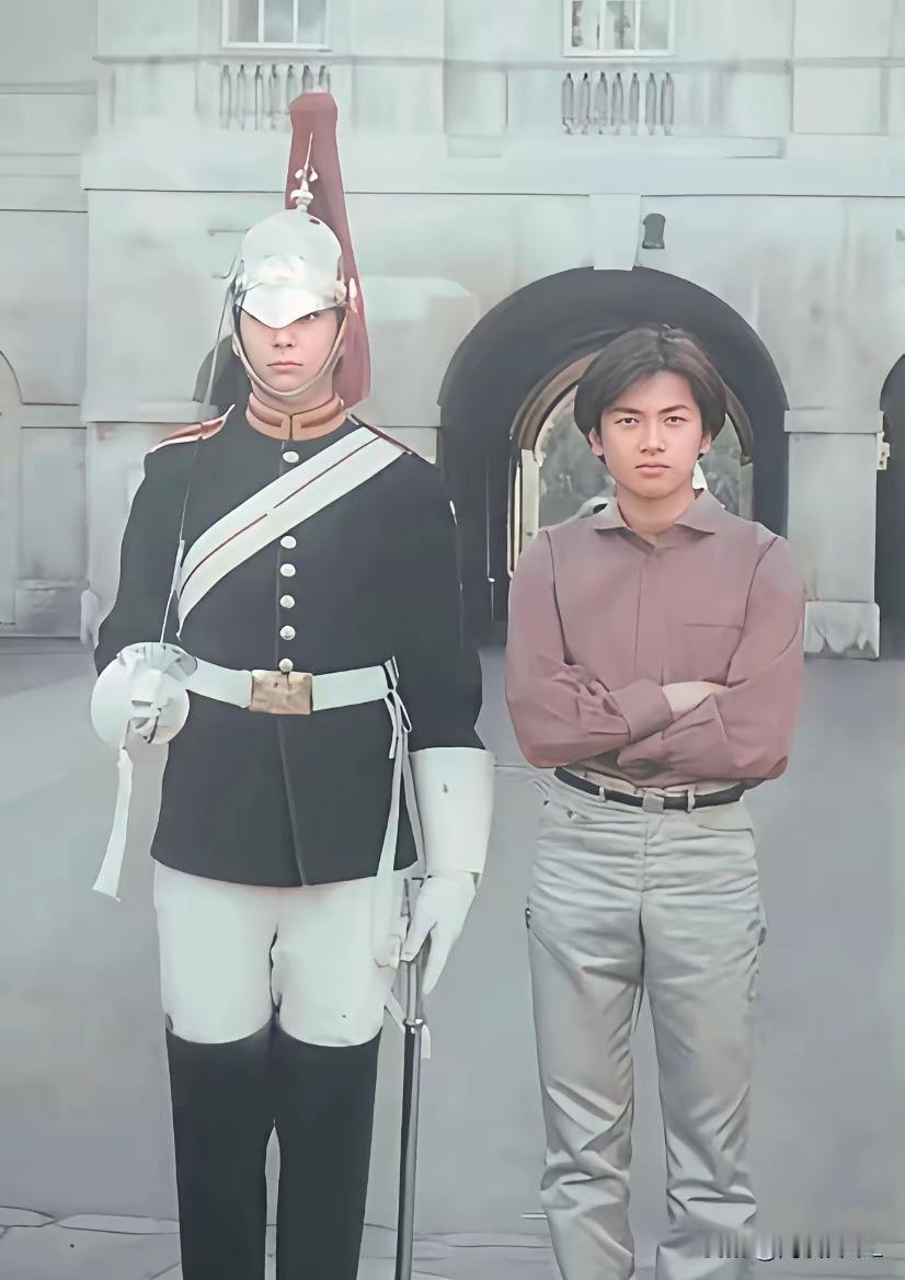 士兵旁边是谁？