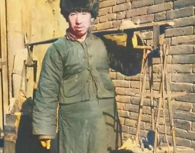 1941年，一个卖油郎问：“村里住多少八路？”小孩不假思索，脱口而出：“七八个！