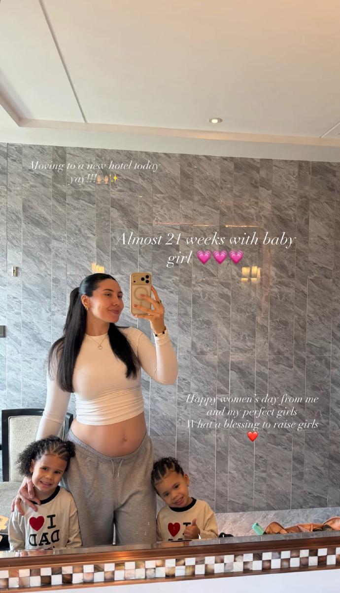 福格的妻子Nikki真是一个女汉子，一个人独自拉扯两个孩子还嫌不够，这现在又怀上