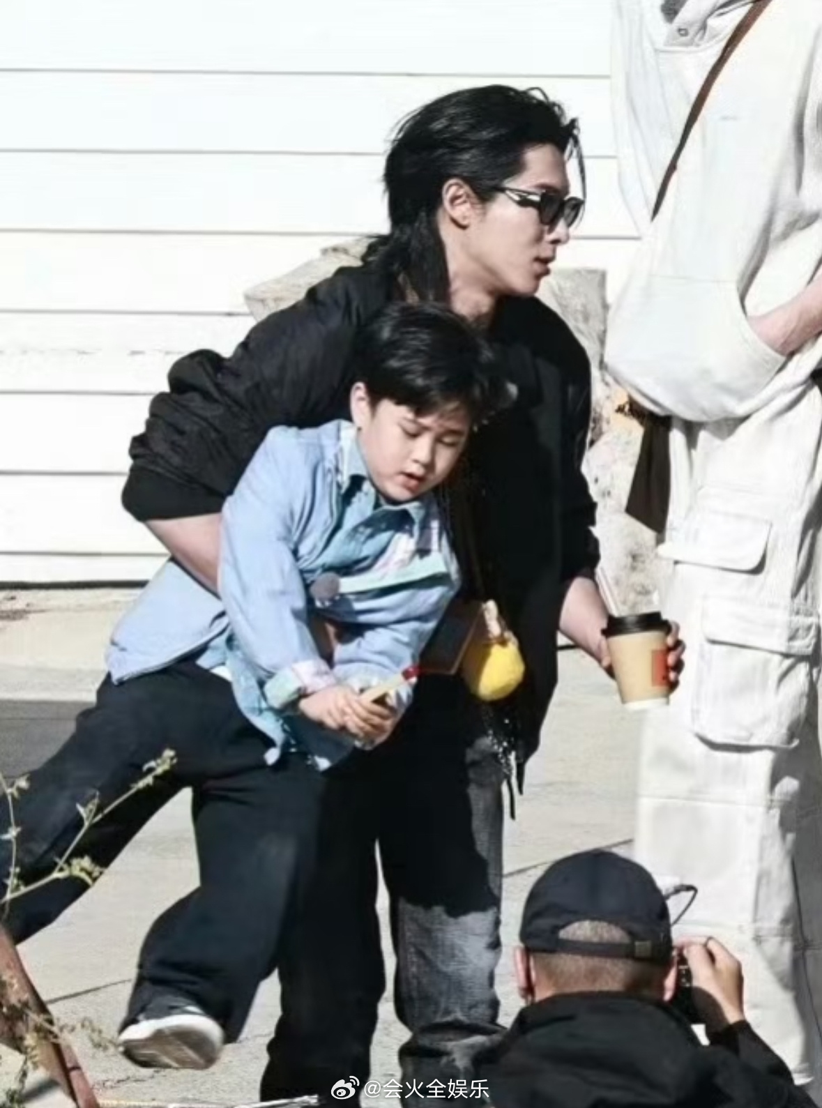 王鹤棣单手抱马立奥王鹤棣和马立奥一起录综艺 王鹤棣这个单手抱！ ​​​