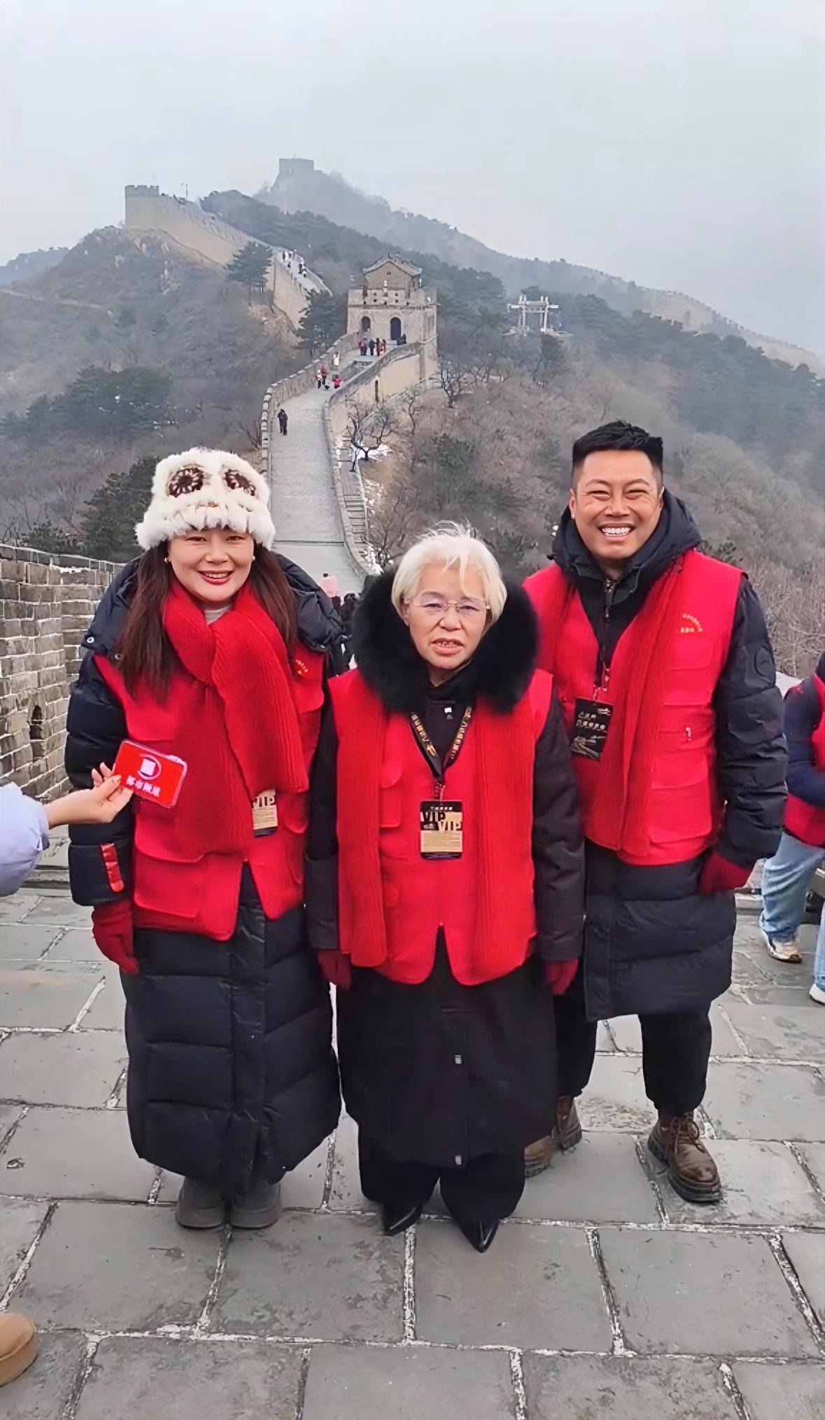 吴承言带村里老人爬长城第二天，老人们已登上长城，圆了许多老人多年的梦。

没来之