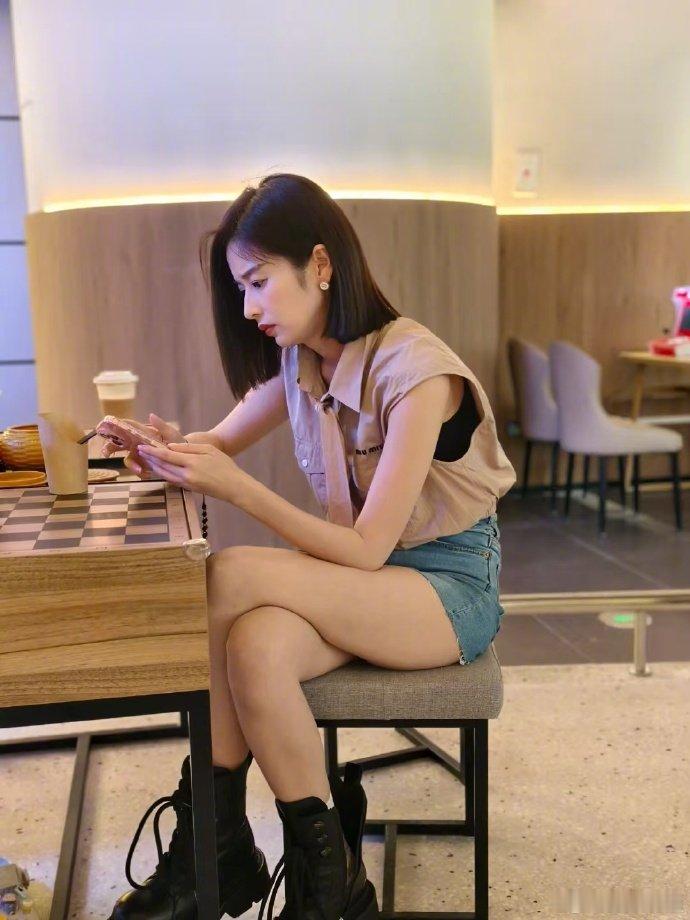 偶遇颖儿带小月亮出游 网友在杭州一个乐园偶遇了颖儿带小月亮游玩儿，颖儿状态真好，