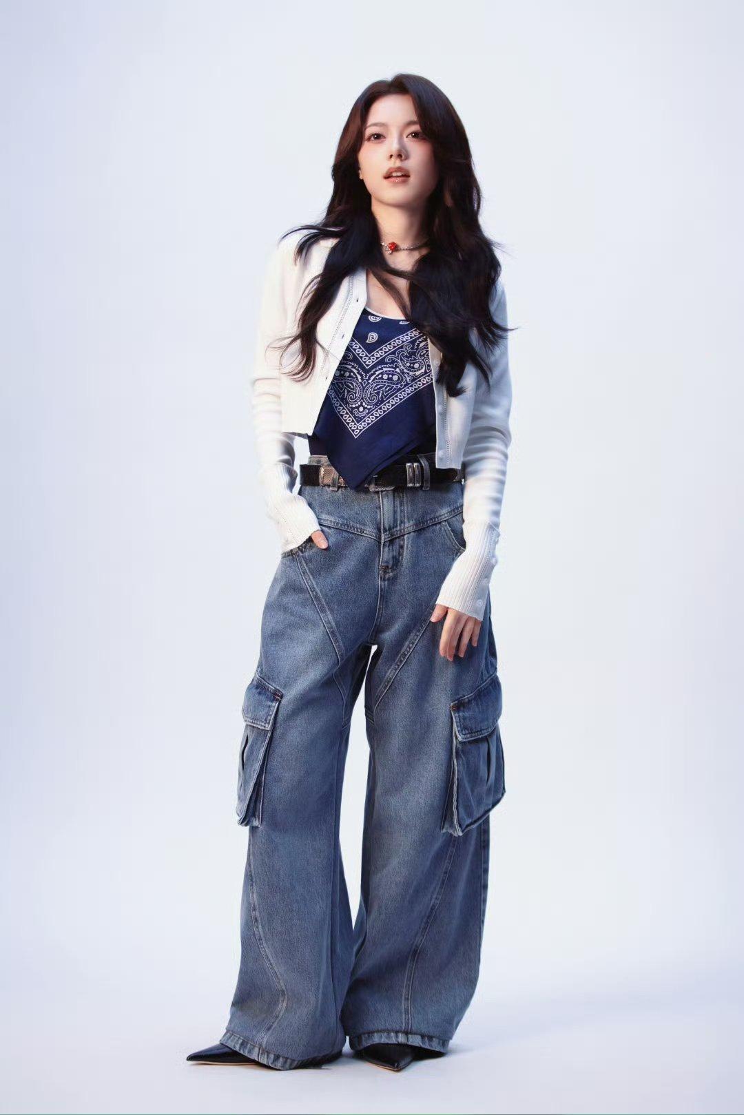 复古潮流穿搭指南，牛仔阔腿裤搭配白色夹克，时尚又帅气！赵今麦！！！