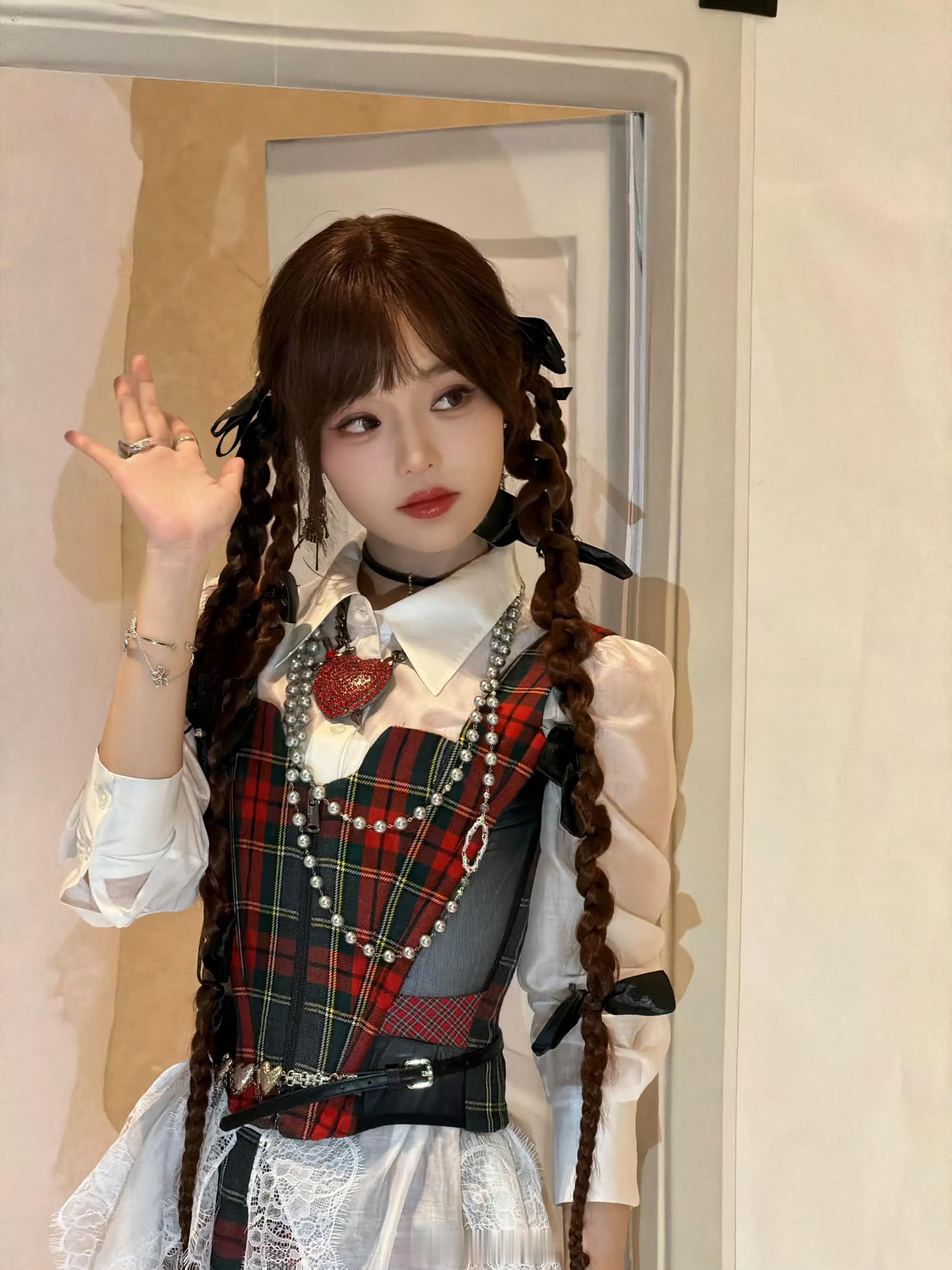 十年互关，比很多“多年老友”都真。从校园到舞台，陈卓璇没换掉那个素人同学，也没删