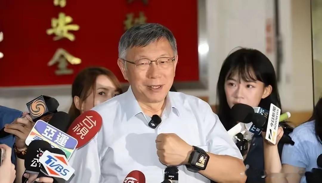 8月5日，柯文哲前往台北警局更换监控设备，佩戴近11个月的电子脚镣正式换成电子手