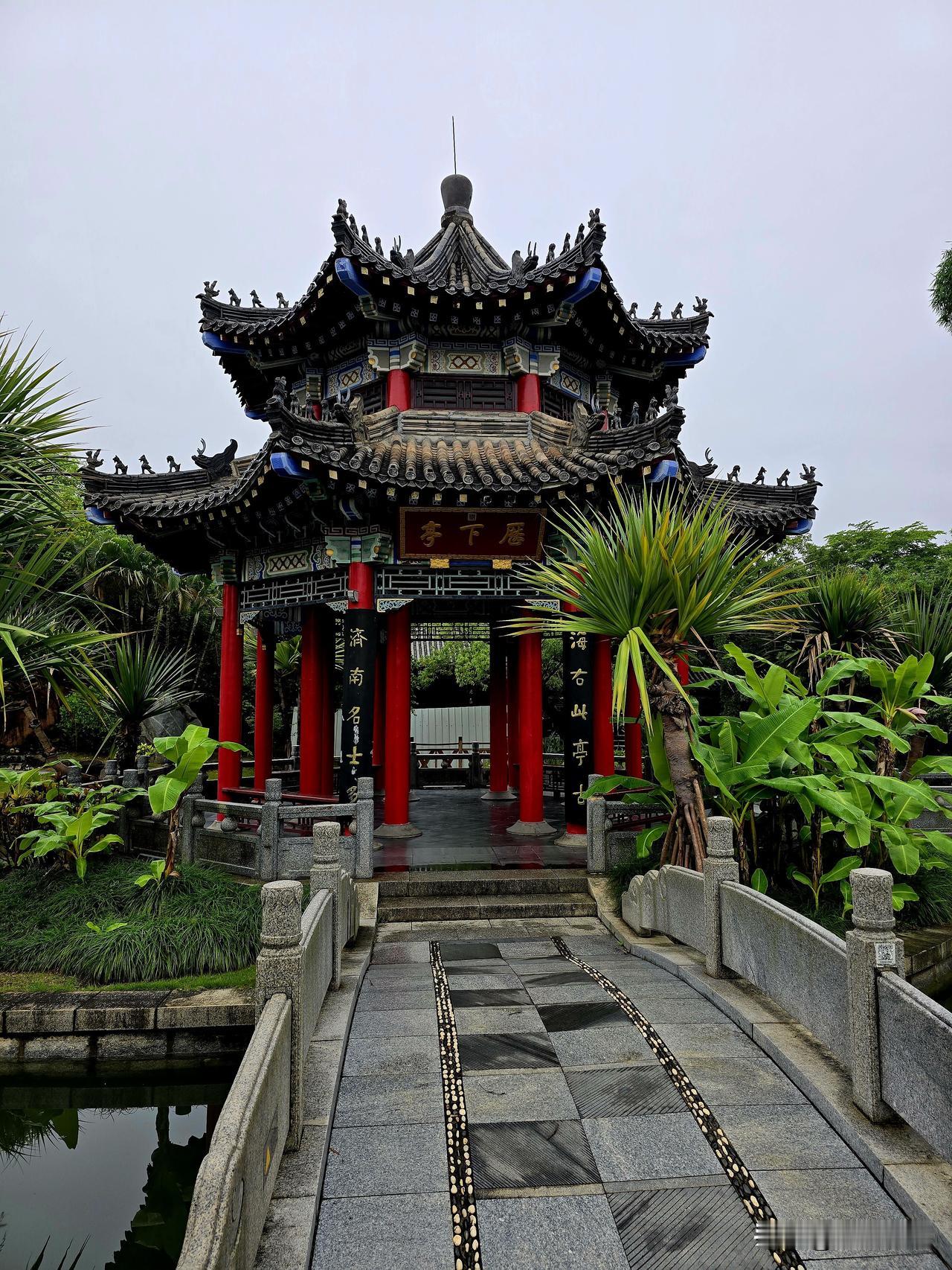 厦门园博苑济南园风光
其中的碑刻内容是复刻清代乾隆帝的行书御制诗《大明湖》，置于
