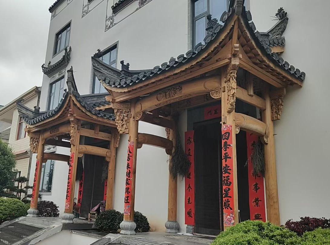 自建房、商品房加入传统木结构、雕刻装饰。焕然一新、美[呲牙]