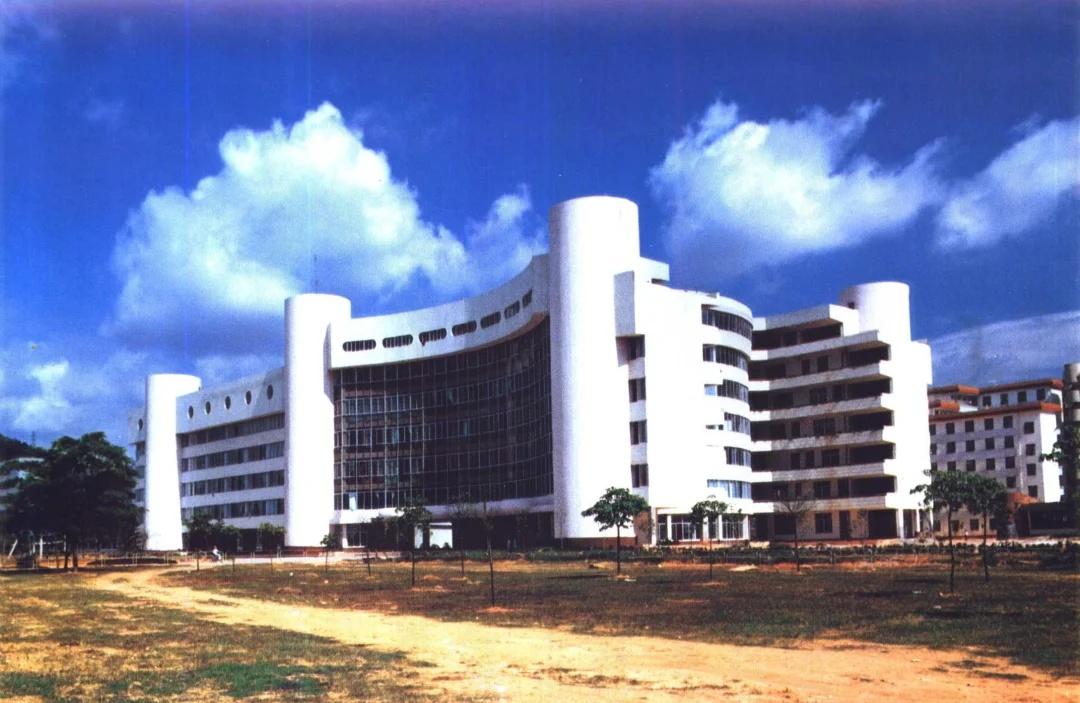 不看文字，猜哪所80年代深圳学校
图源：深圳建筑 SHENZHEN ARCHIT