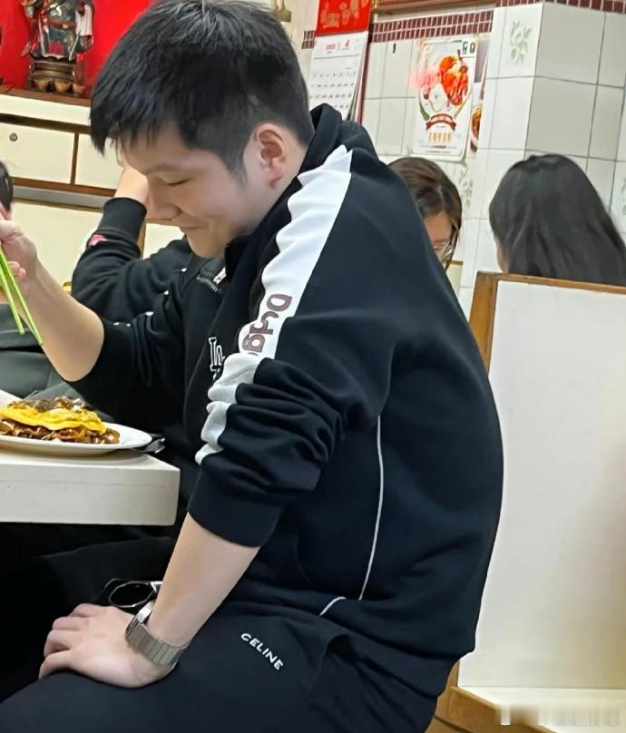 一饭封神2下期有樊振东一饭封神 赛场上的大魔王变身快乐干饭人，这反差感谁懂啊！小