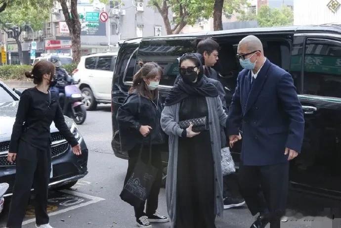 大S几年不露面，今天现身小S公公灵堂，和具俊晔十指相扣，她墨镜口罩蒙面，灰色外套