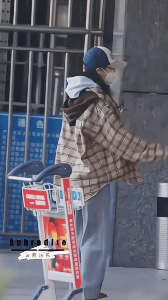 轰炸机直接切断中东领空，迪丽热巴硬生生把飞巴黎的机票攥成废纸，连夜开启真人版逃生