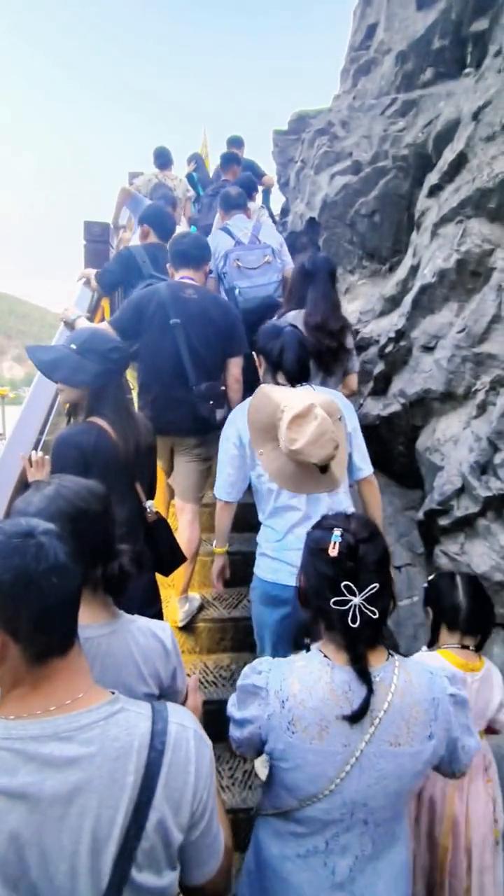 小暑送清凉，夜游龙门好时赏。
小暑至，蝉声响，夏令正悠长。温风起，点荷庄，梅汤饮