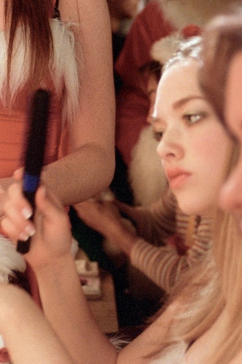 2004年，十八岁的阿曼达·塞弗里德，在《Mean Girls》中的一幕。 ​​
