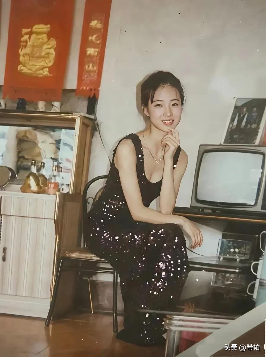 一颦一笑皆是风景！女人还是要有女性的柔美。