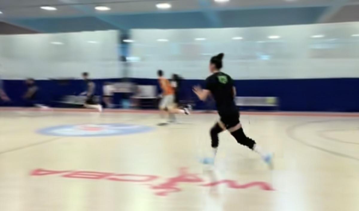 近日，新疆女篮的买总发视频说，感谢新疆男篮青年队的队员，来陪新疆女篮队员，公开进