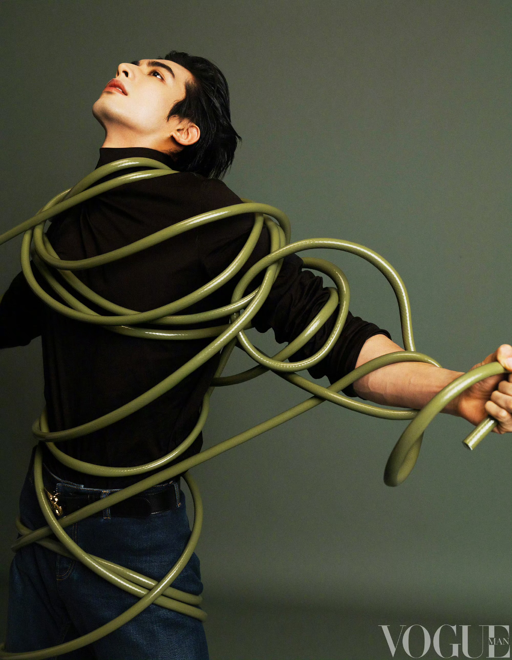 VOGUEMAN宋威龙三月刊封面感谢vogueman，拍出好不一样的感觉，宋威龙