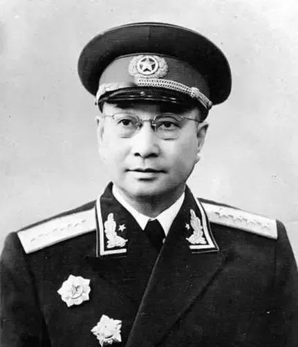 1960年，陈赓抱病带着妻儿回到阔别多年的湖南湘乡老家。老乡用满桌子丰盛的饭菜来