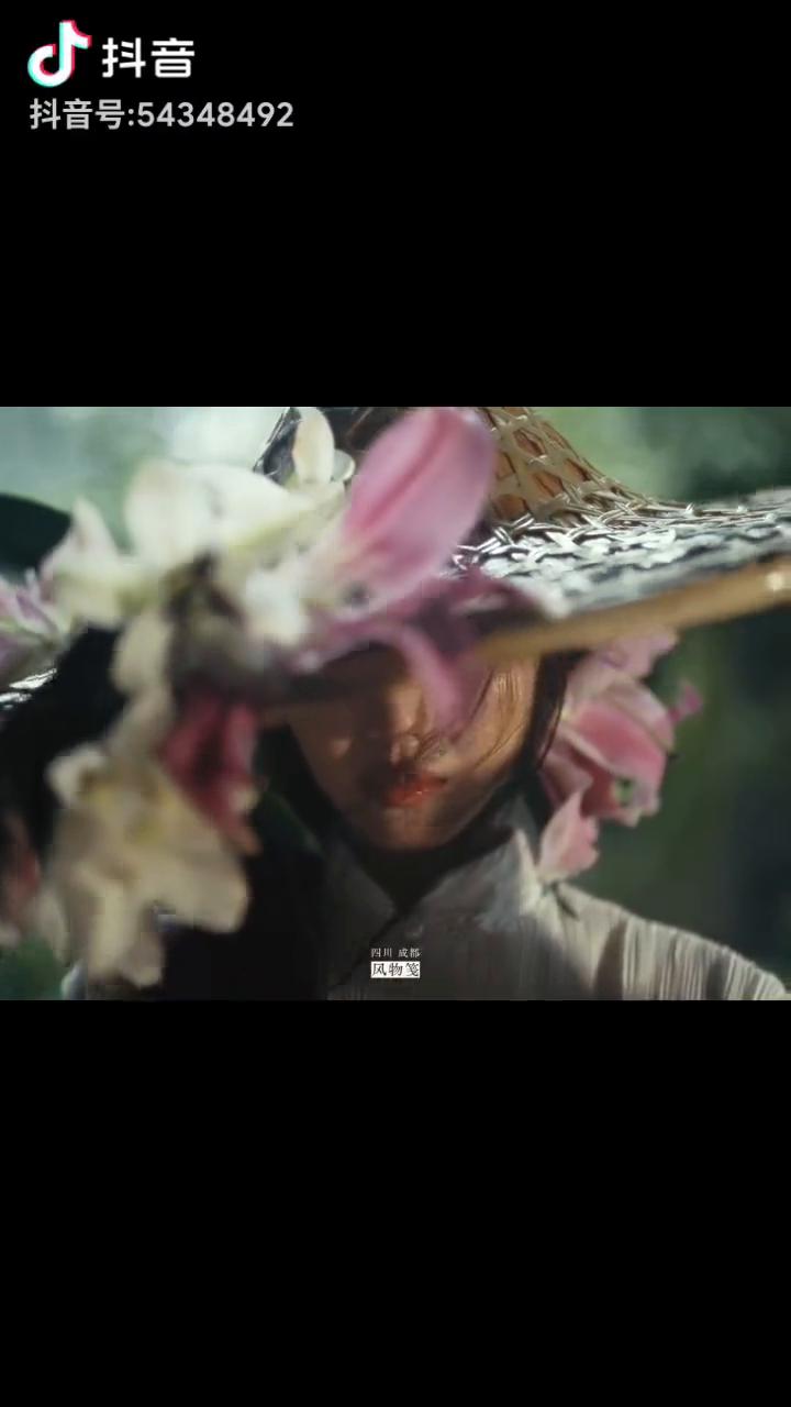 劝君莫惜金缕衣，劝君惜取少年时。花开堪折直须折，莫待无花空折枝。