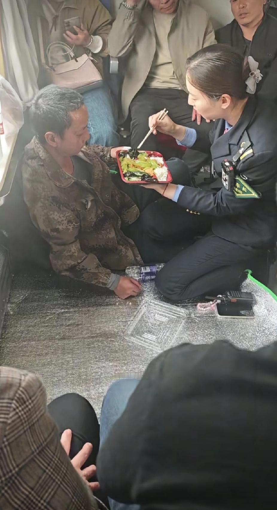 火车车厢里，一名男子突然晕倒在地，列车长的一个举动，瞬间让人看着感动泪目了。
