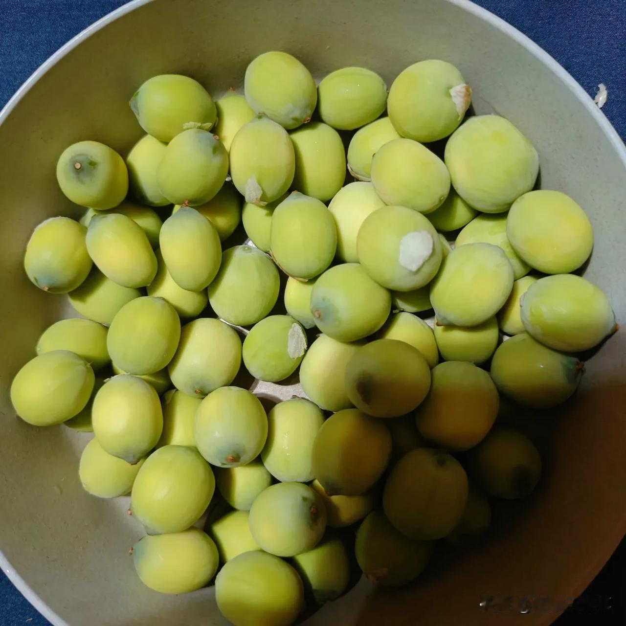 戒掉尴尬，你的人生会舒服很多。
不敢在公众场合说话，做一件事瞻前顾后，总是害怕错