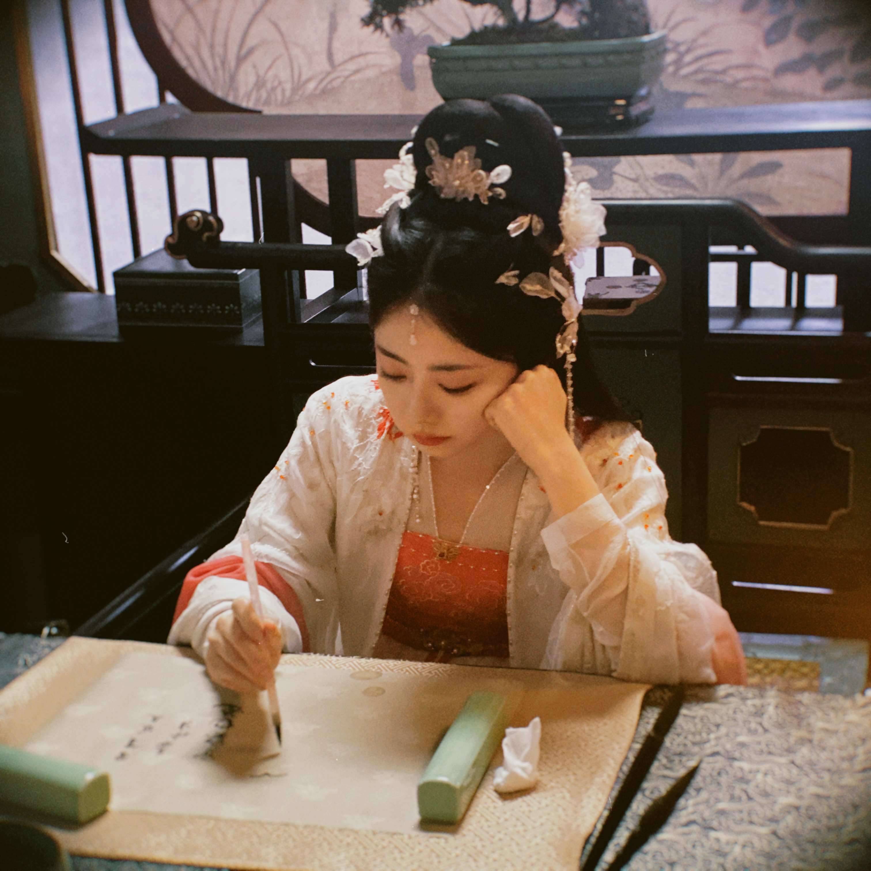 谭松韵 👸谭松韵肖瑶  肖瑶os：宁安这公主也不好当啊😮💨一写字就头晕乏力