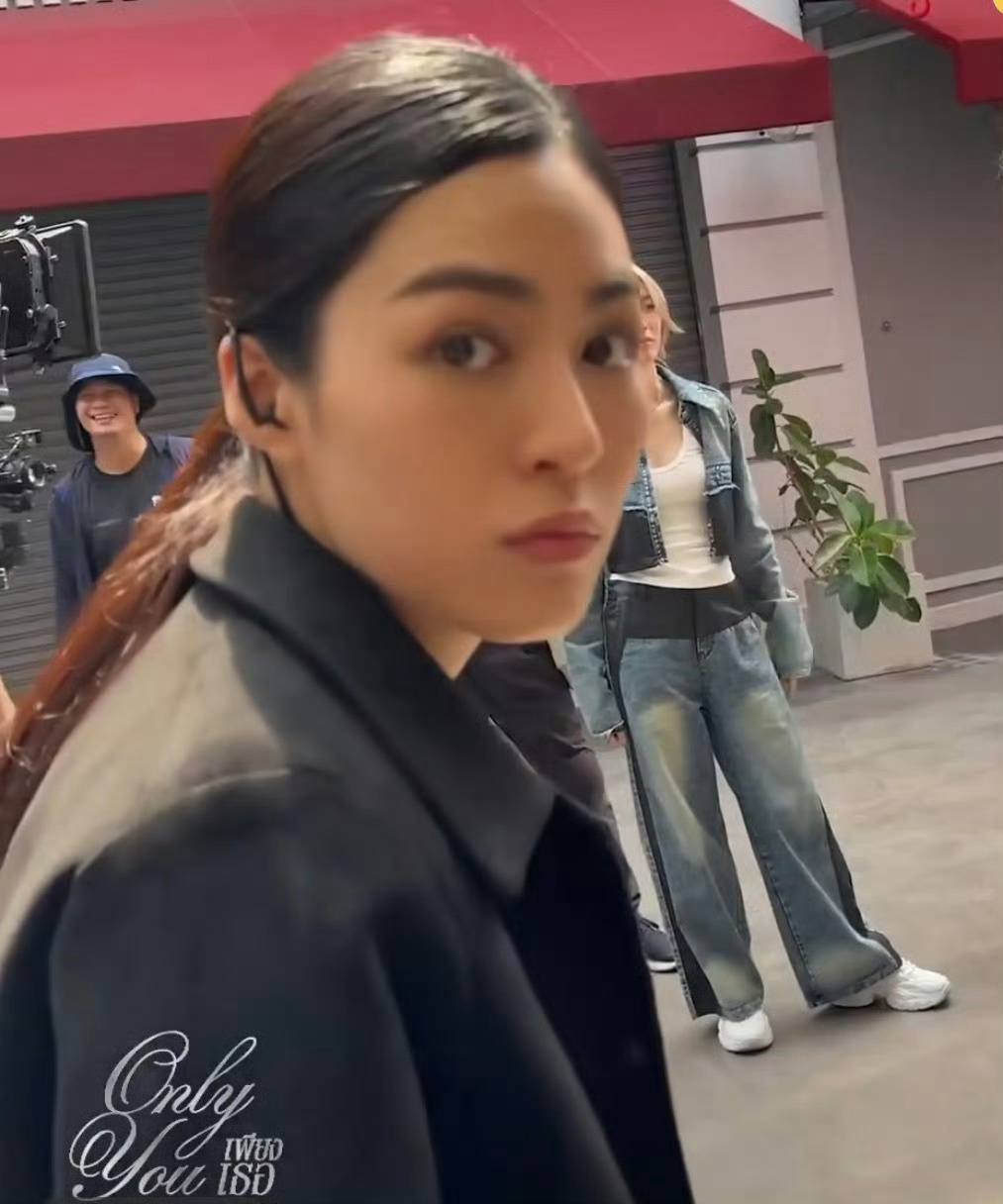 离开场馆，我想起来刚才合照的时候我光顾着脚下的路去了，全程没看到ling的脸Or