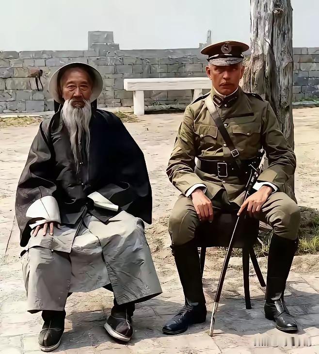 这张图片摄于1903年5月，两江总督张之洞在河北北保定府与一名英国军官合影。
