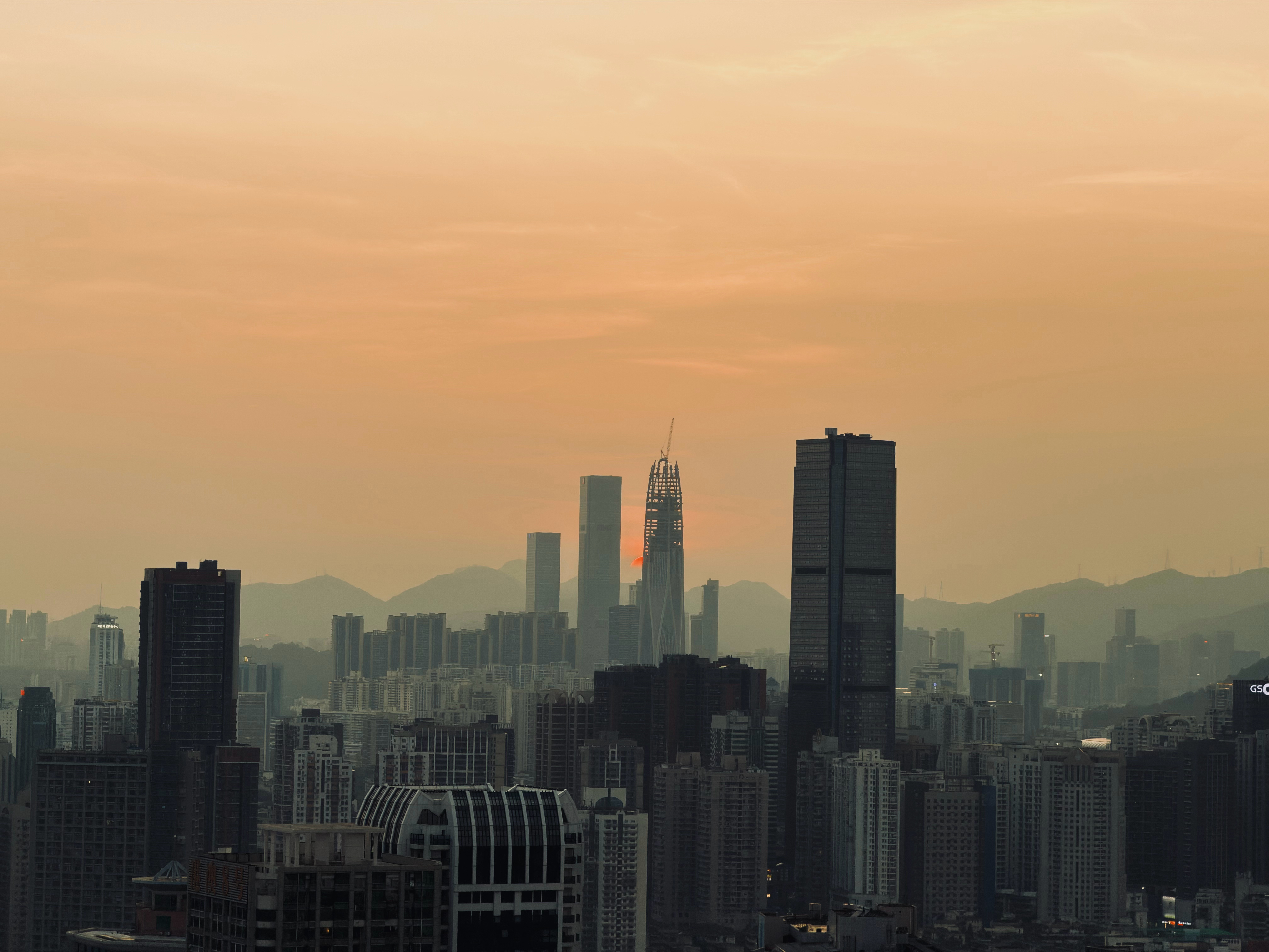 周末的日落图1-2是极影相机的徕卡滤镜，图3-4是飓风相机的布拉格滤镜，你更喜欢