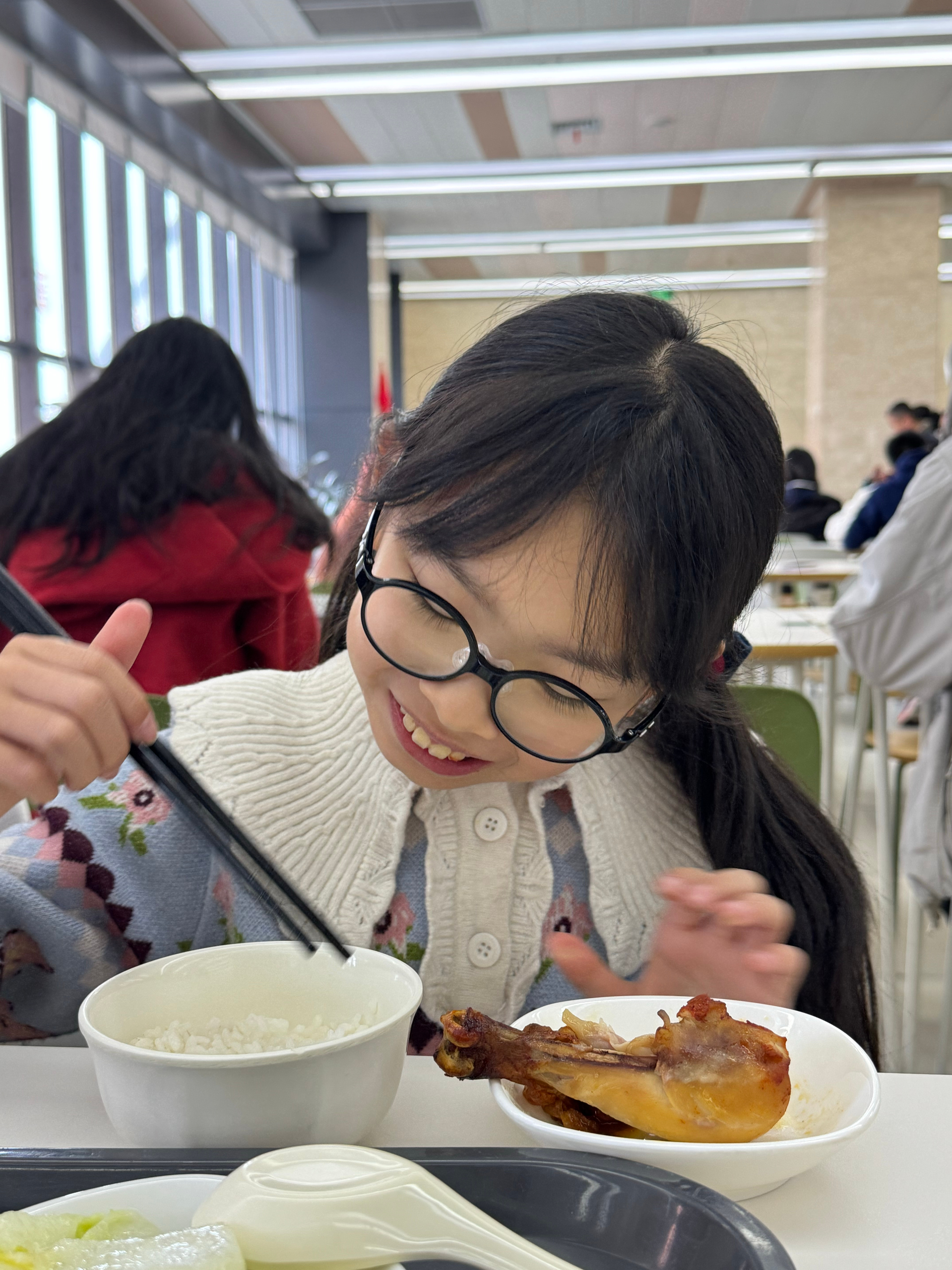 中午带爹两在浙大玉湖食堂吃的午饭看小安戏精这表情对这个大鸡腿是相当满意还说很久没