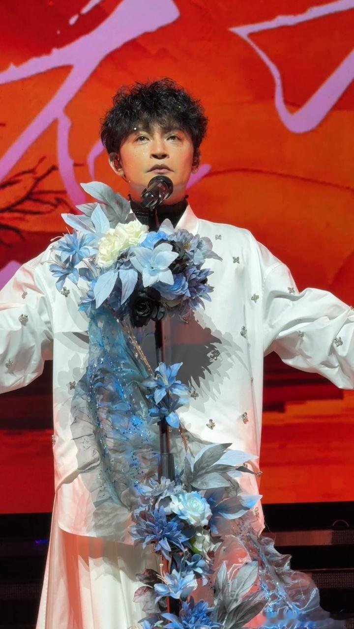 陈志朋还是老辈子懂我陈志朋时隔十年开唱三度落泪 谁懂啊，陈志朋时隔十年开唱，《红