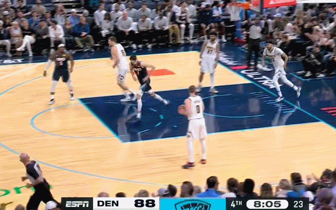 NBA常规赛雷霆127-121加时逆转掘金，此战火药味十足，两队数次爆发小规模冲