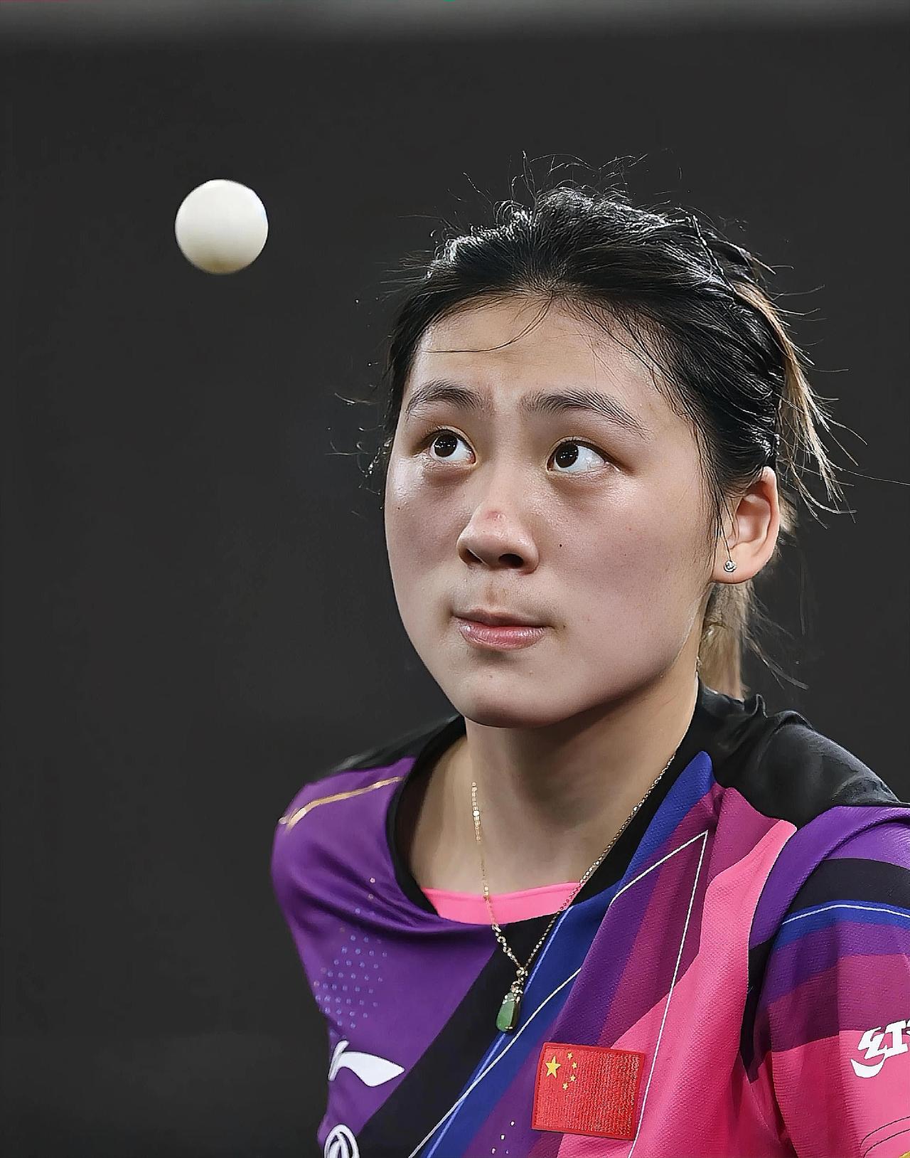 从东方审美标准来讲，国乒新人陈熠算不上国人心目中传统意义上的美女：过于挺拔凸起的