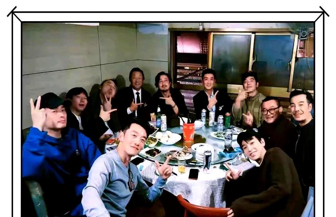 真的太现实了！
上戏校友聚餐，陈赫和郑恺竟然被安排在“桌角”？
理由简直让人笑掉