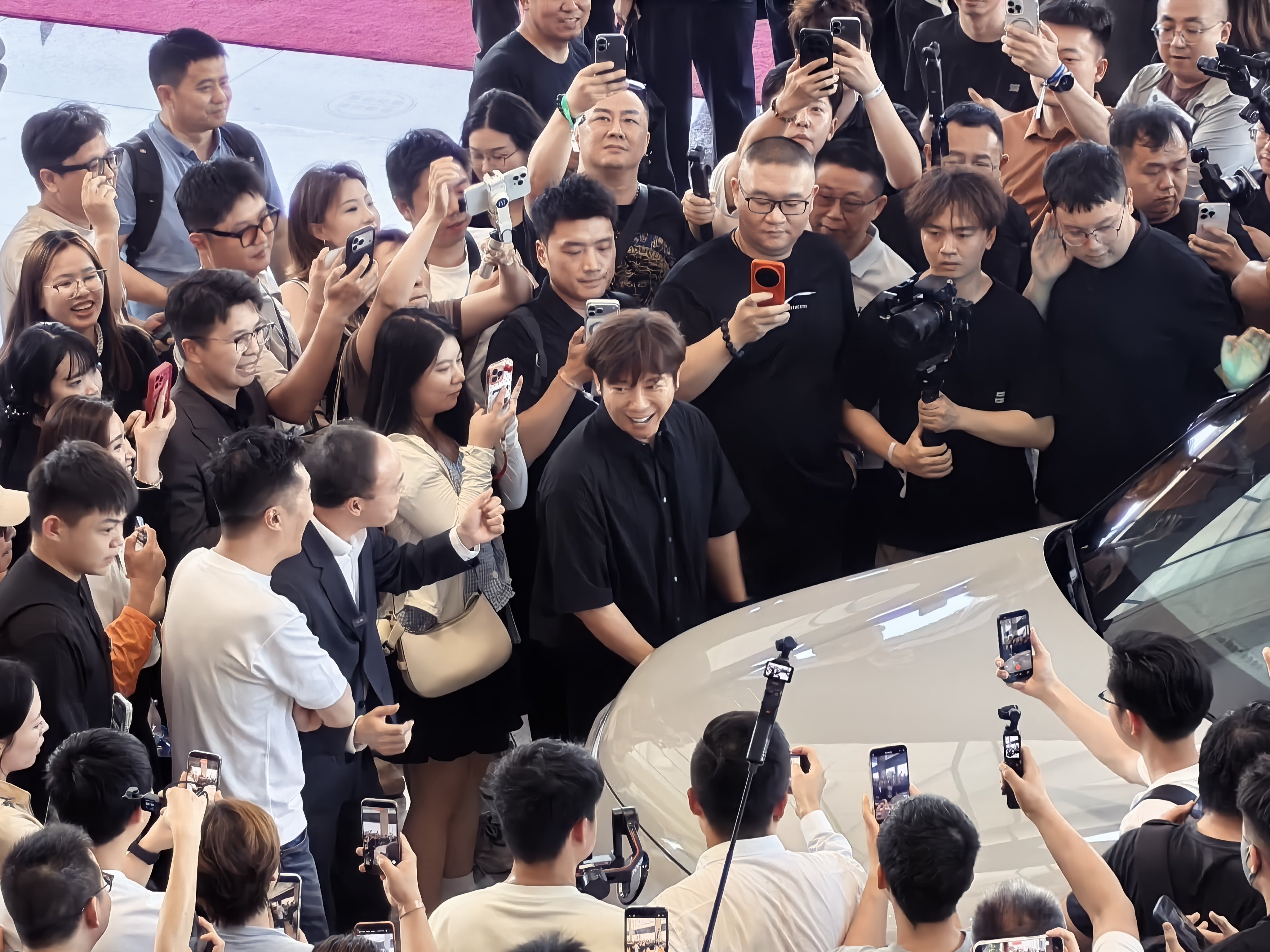 这是胡海泉吧？年轻一代应该都不认识他了，但是大家听说来了个明星，没见过活的所以都