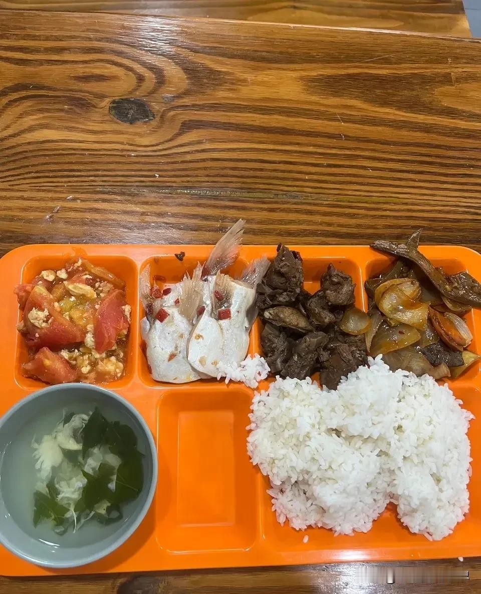 这年头除了工资不涨，物价是飞涨！
现在吃个快餐起码都要15元左右，
大家觉得我这