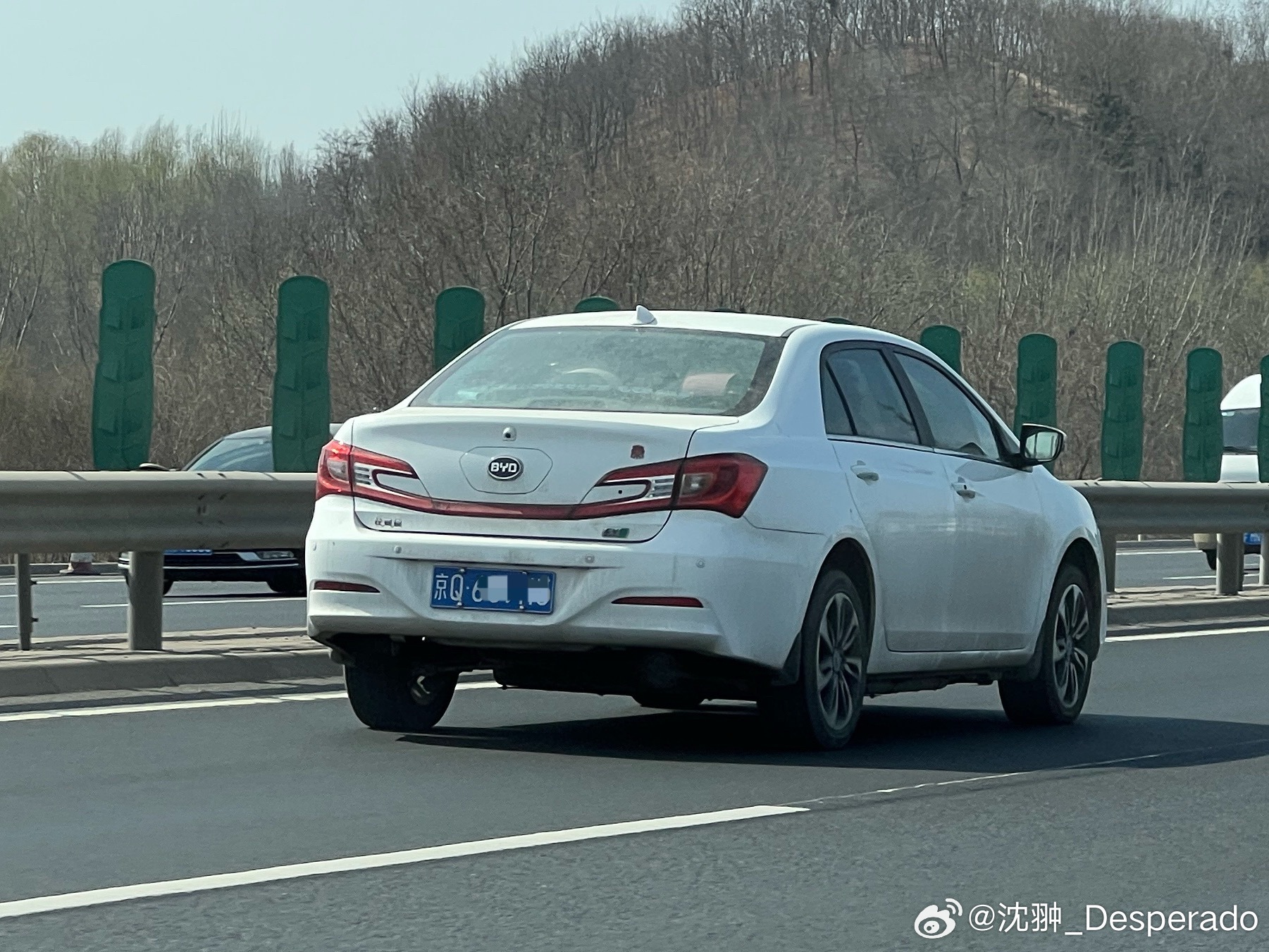 看到一台蓝牌的比亚迪秦。挺感慨的，随便聊几句….大概是十年前，在北京西边的一个测
